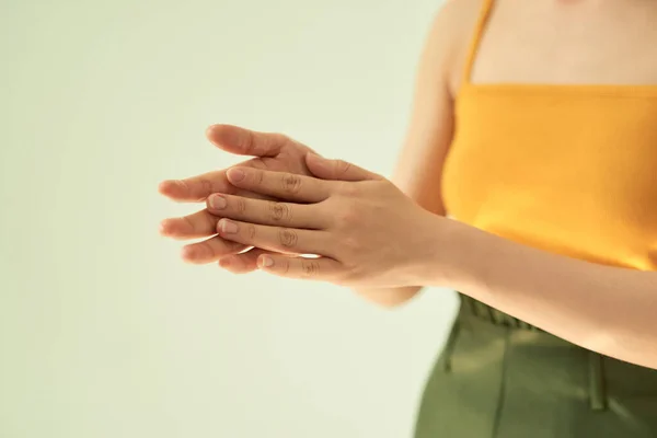 Close Una Donna Che Sfrega Mani Con Disinfettante — Foto Stock