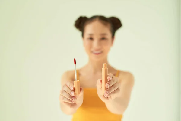 Retrato Alegre Hermosa Mujer Asiática Mostrando Lápiz Labial Sobre Fondo —  Fotos de Stock