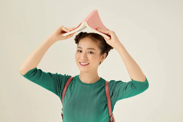 Asiática Joven Mujer Feliz Sonrisa Sosteniendo Abierto Libro Cabeza Sobre — Foto de Stock