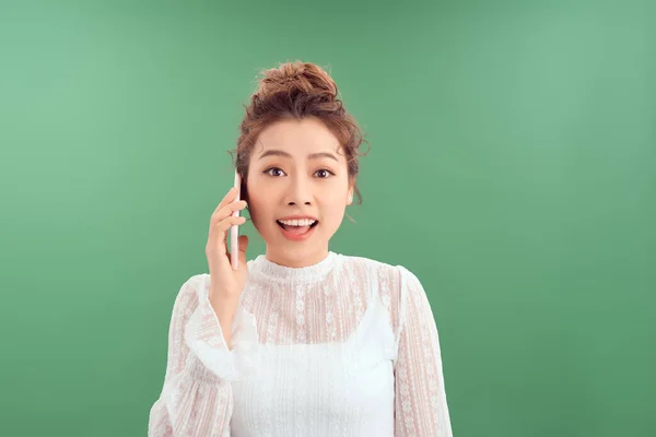 Hermosa Retrato Joven Mujer Asiática Hablar Teléfono Inteligente Sobre Fondo —  Fotos de Stock