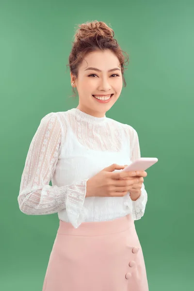 Молодая Азиатка Помощью Мобильного Телефона Находясь Изоляции Зеленом Фоне — стоковое фото