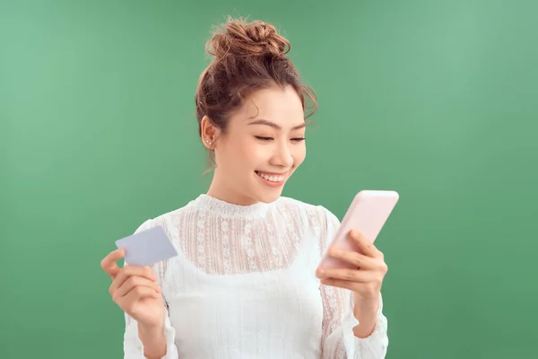 Портрет Счастливой Молодой Женщины Показывающей Пластиковые Кредитные Карты Использовании Мобильного — стоковое фото