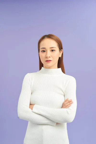 Joven Mujer Asiática Sonriendo Cruzando Los Brazos — Foto de Stock