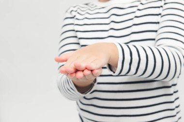 Antibakteriyel el dezenfektan jel kullanan çocuğun ellerini kapat. El dezenfeksiyonu kavramı.