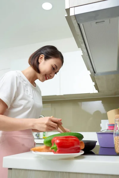 Cucina Donna Cucina Con Cucchiaio Legno — Foto Stock