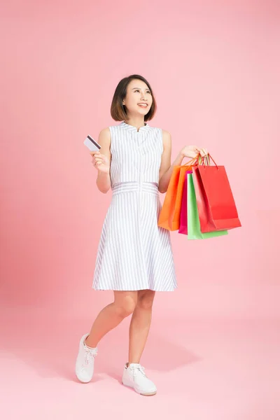 Mujer Asiática Bastante Sonriente Con Bolsas Compras Que Muestran Tarjeta —  Fotos de Stock