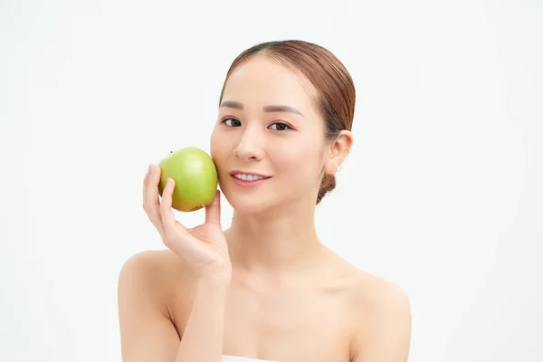 Όμορφη Γυναίκα Που Κρατάει Ένα Μήλο Και Χαμογελάει — Φωτογραφία Αρχείου