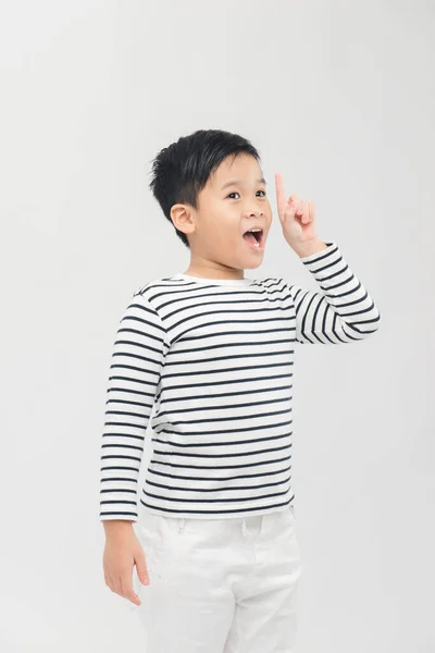 Detail Portrét Roztomilého Chlapce Ukazuje Gestem Prstu Izolované Bílém Pozadí — Stock fotografie