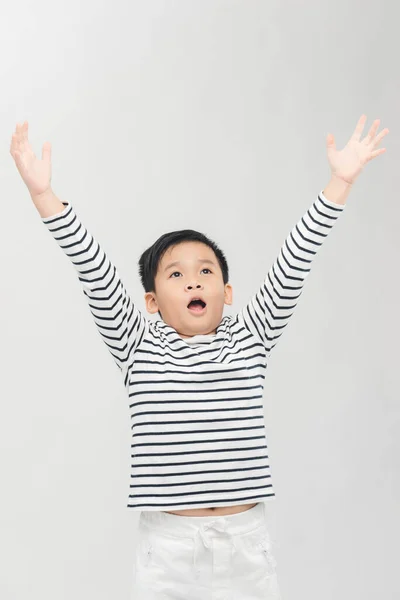 Genç Mutlu Asyalı Bir Çocuk Sıradan Giyinmiş Elini Kaldırmış Beyaz — Stok fotoğraf