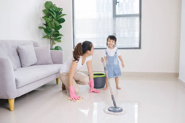 Mam Haar Vrouwtje Die Samen Woonkamer Schoonmaken Gezinswerk Huishoudelijk Concept — Stockfoto