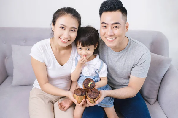 Família Jovem Tem Donut Quando Sentado Sofá Casa — Fotografia de Stock