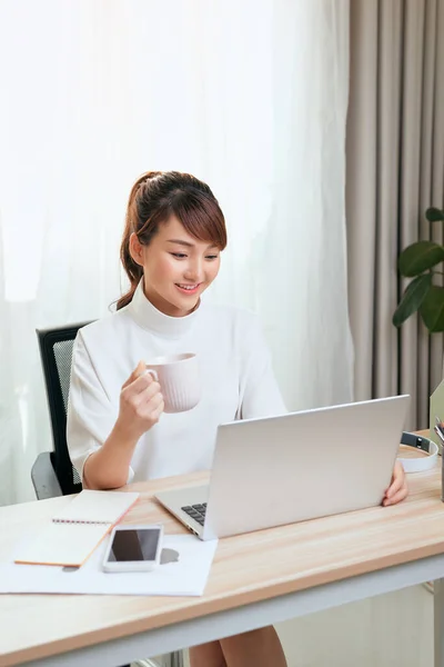 Young Asian Businesswoman Entrepreneur Working Laptop Home Office Space — Stock Photo, Image