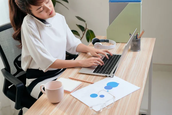 Mujer Asiática Confianza Hablando Teléfono Móvil Uso Computadora Portátil Mientras — Foto de Stock