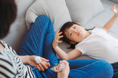 Anne ve kızı manikür yapıyor.