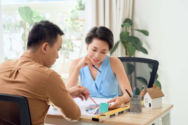 İki mimarlar, tasarımcılar ofiste tartışıyor