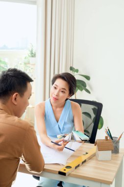 Ofiste mimari tasarımı ile meşgul iş adamları