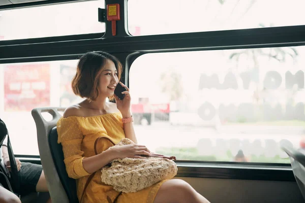 Азиатская Девушка Помощью Телефона Общественном Автобусе — стоковое фото