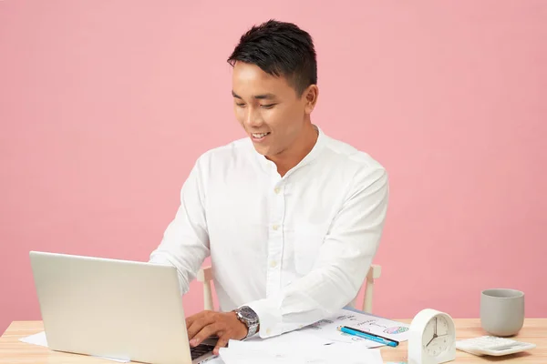 Jovem Homem Bonito Usando Laptop Seu Escritório Asiático — Fotografia de Stock