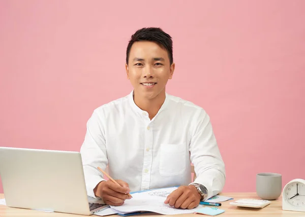 Junge Attraktive Asiatische Geschäftsmann Mit Laptop Sitzt Auf Schreibtisch Tisch — Stockfoto