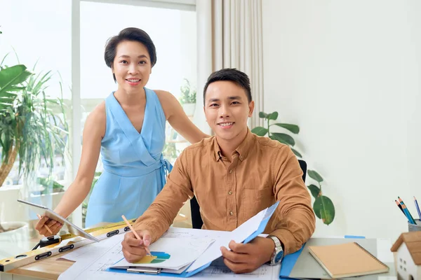 Concepto Empresa Tecnología Personas Arquitectos Diseñadores Que Trabajan Oficina — Foto de Stock