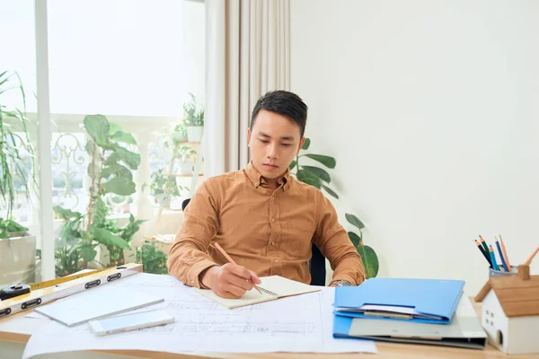Asiático Bonito Arquiteto Masculino Trabalhando Escritório — Fotografia de Stock