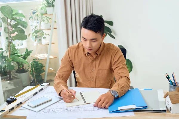 Junger Asiatischer Männlicher Architekt Studiert Pläne Büro — Stockfoto