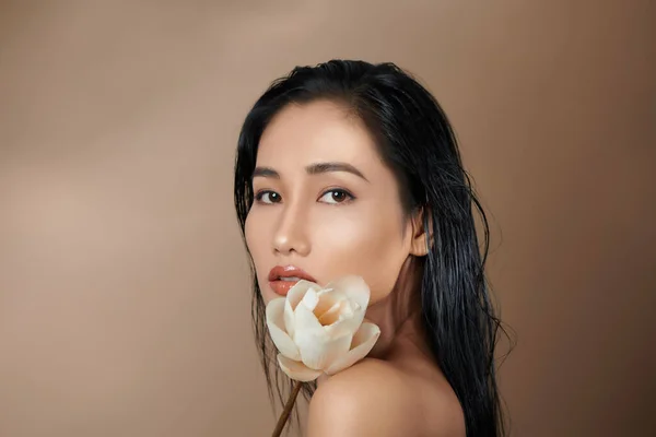 Vacker Ung Asiatisk Flicka Med Naturlig Make Och Vått Hår — Stockfoto