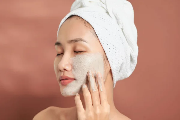 Spa Woman Applying Facial Clay Mask Beauty Treatments — Stock Photo, Image
