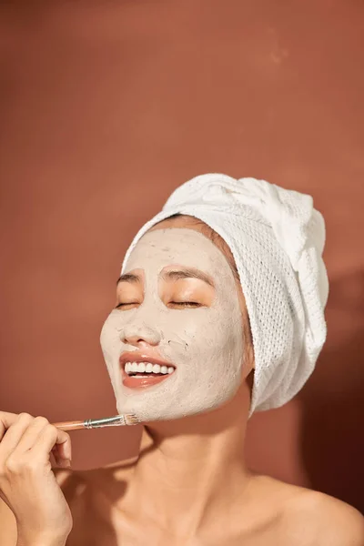 Spa Woman Menerapkan Facial Clay Mask Perawatan Kecantikan — Stok Foto