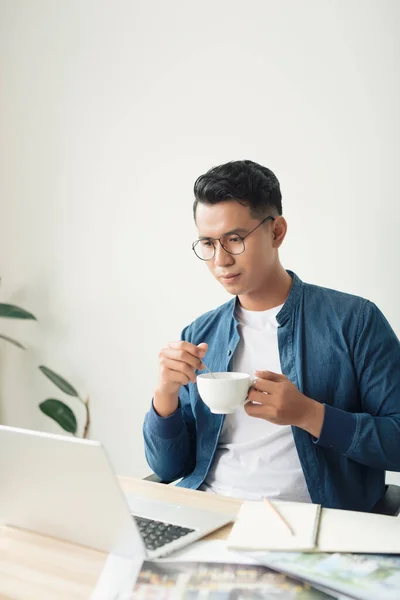 Jeune Ingénieur Comptable Avec Stylo Tasse Café Faire Des Calculs — Photo