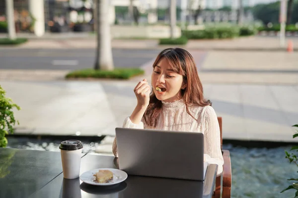 Hermosa Mujer Comiendo Delicioso Pastel Plátano Una Cafetería Una Chica — Foto de Stock