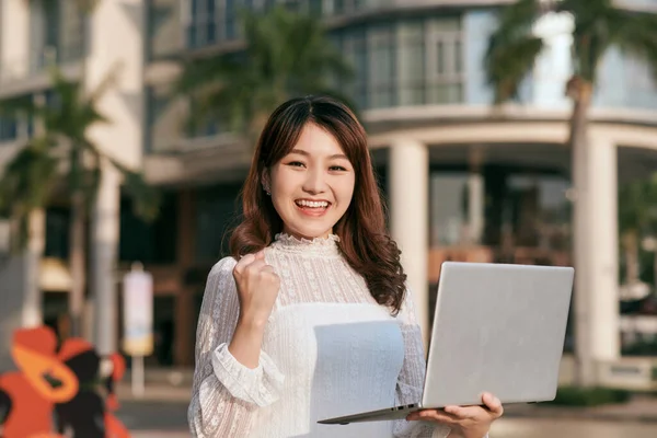 Joven Sonrisa Hermosa Chica Buscando Información Ordenador Portátil Mientras Que —  Fotos de Stock