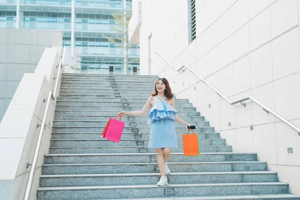 Όμορφη Νεαρή Ασιάτισσα Κατεβαίνει Σκάλες Πολύχρωμες Τσάντες Για Ψώνια Έννοια — Φωτογραφία Αρχείου