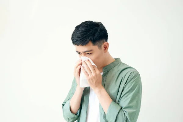 Hombre Enfermo Estornudando Con Blanco Fondo Asiático — Foto de Stock