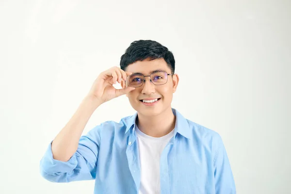 戴眼镜的友好男人的衣服 年轻的亚洲人调整眼镜 并通过镜头凝视着相机 视觉和眼科护理概念 — 图库照片