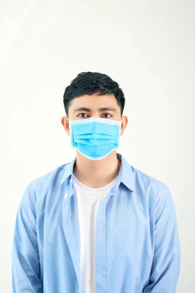 Covid 19症状流行性コロナウイルス新しい種の拡散のための顔マスク保護を身に着けている男 コロナウイルス病に対して顔に外科マスクを持つ男2020 — ストック写真