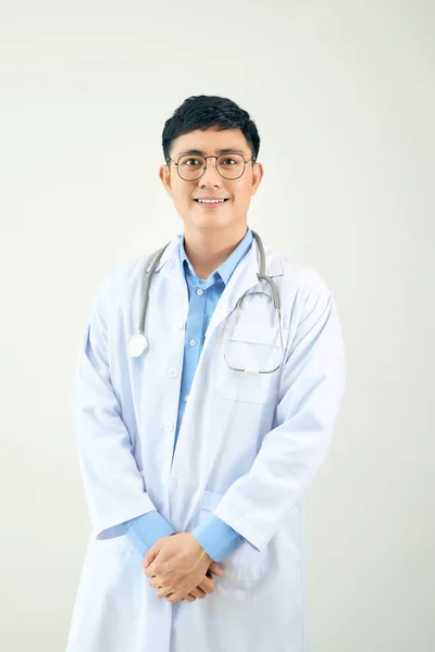 Gülümseyen Tıp Doktoru Beyaz Arka Planda Izole Edildi — Stok fotoğraf