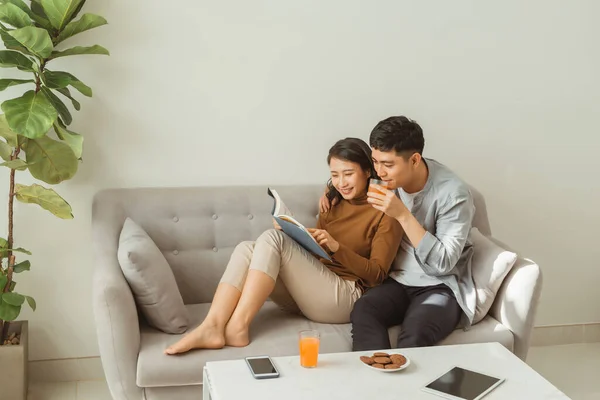 Mooie Verliefde Paar Lezen Van Een Boek Bank — Stockfoto