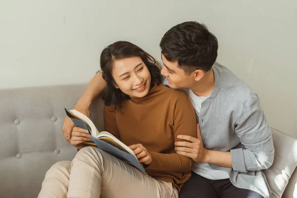 Sorrindo Casal Olhando Romanticamente Para Outro Livro — Fotografia de Stock