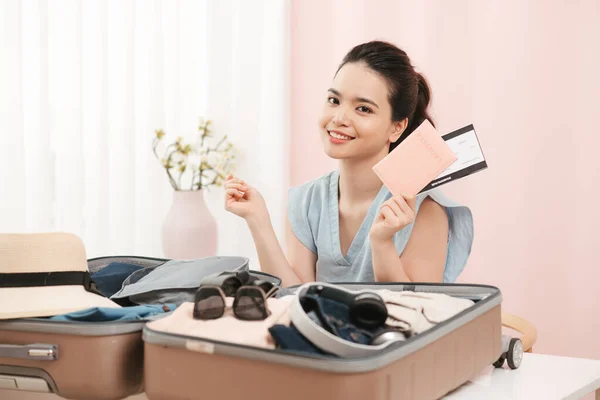 Una Aventura Mujer Feliz Preparándose Para Viaje Joven Con Maletas — Foto de Stock