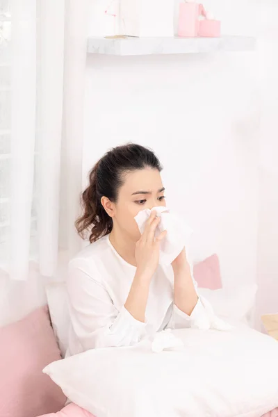 Mulher Doente Com Infecções Sazonais Gripe Alergia Deitada Cama — Fotografia de Stock