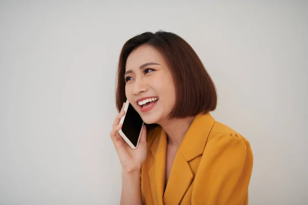 Νέα Ελκυστική Ασιατική Γυναίκα Για Δείτε Ένα Έξυπνο Τηλέφωνο — Φωτογραφία Αρχείου