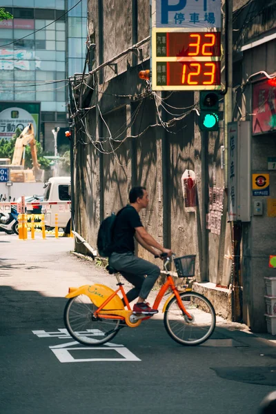 Тайвань Червень 2018 Невідомий Чоловік Їде Велосипеді Вулиці — стокове фото