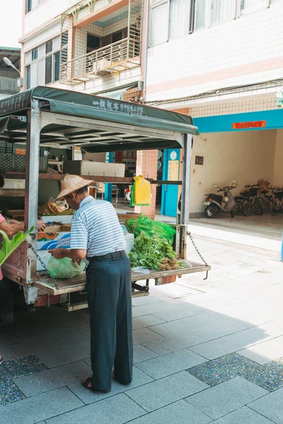 2018年6月 人们在城市街道上的汽车附近出售水果和蔬菜 — 图库照片