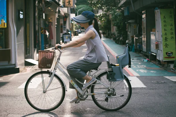 Тайвань Июля 2018 Года Женщина Переходящая Дорогу Велосипеде — стоковое фото