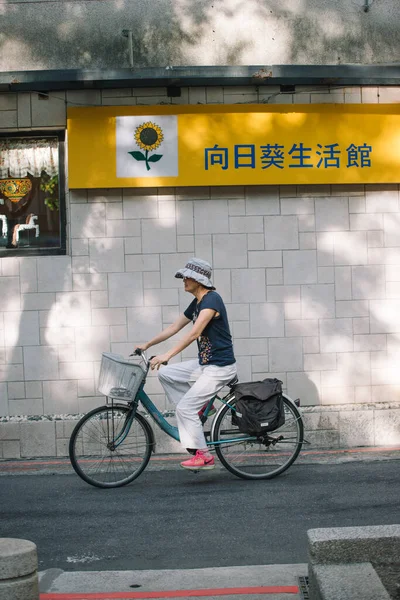 Тайвань Июль 2018 Женщина Велосипеде Дороге — стоковое фото