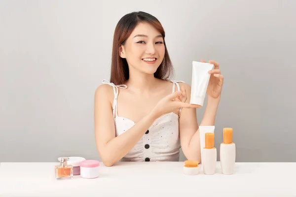 Joven Mujer Asiática Muestra Productos Cosméticos Sobre Fondo Blanco —  Fotos de Stock