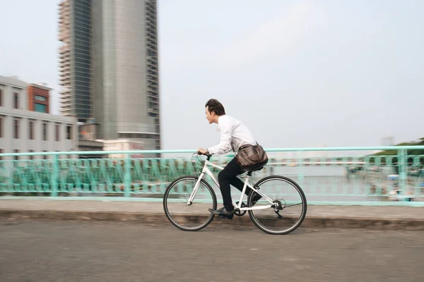 Азиатский Мужчина Сумасшедший Езда Велосипеде Городе Ездить Скоростью Хипстер Модный — стоковое фото