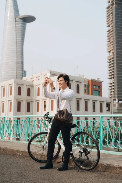 Άνθρωπος Στέκεται Δίπλα Στο Χέρι Ποδήλατο Κρατώντας Κινητό Τηλέφωνο — Φωτογραφία Αρχείου