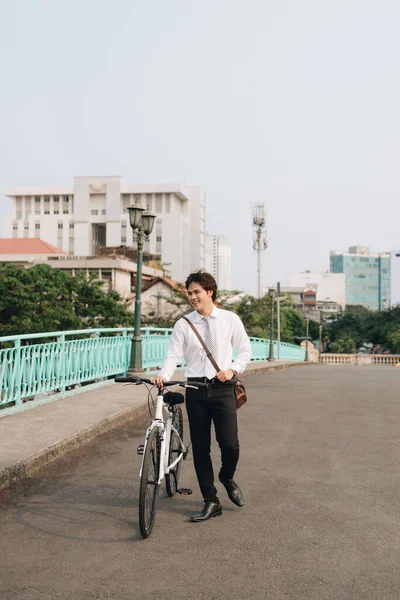 城市生活和生活方式 年轻的嬉皮士男子 背着背包和固定齿轮自行车在街上过马路 — 图库照片